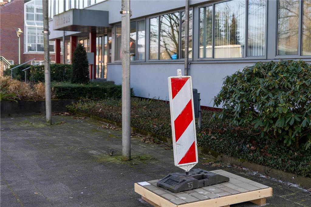 Baumaßnahme am Rathaus startet: Umfeld wird barrierefrei saniert ein Blick auf den Eingang des Oedinger Rathauses