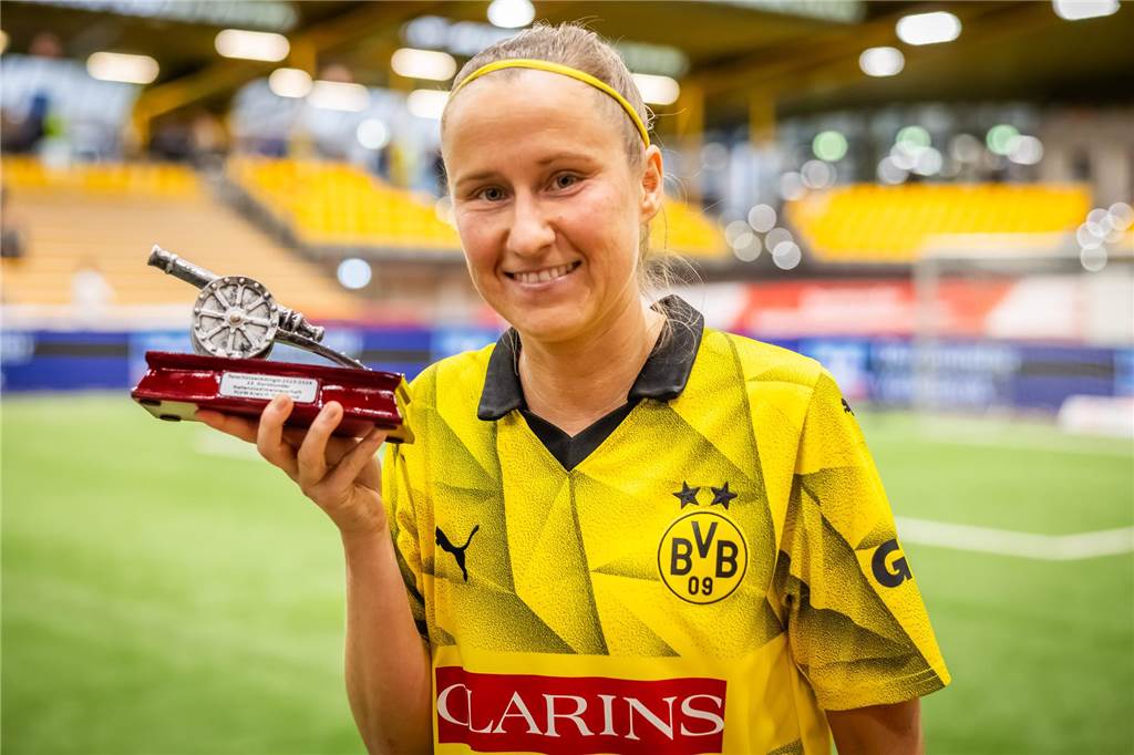 BVB-Stürmerin Jennifer Kaleja mit der Torjägerinnen-Kanone.