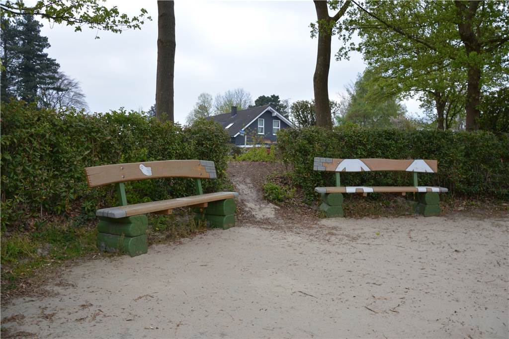 Dortmunder Spielplatz überzeugt mit Geisterbahn-Stil – und ganz neuen Geräten Für Eltern gibt es auf dem Spielplatz an der Akazienstraße nur zwei Sitzbänke. Eine Reihe hoher Steinklötze bietet sich zudem als Sitzgelegenheit an. Kinder können auch in hölzernen Geisterbahn-Wagen eine Verschnaufpause einlegen.