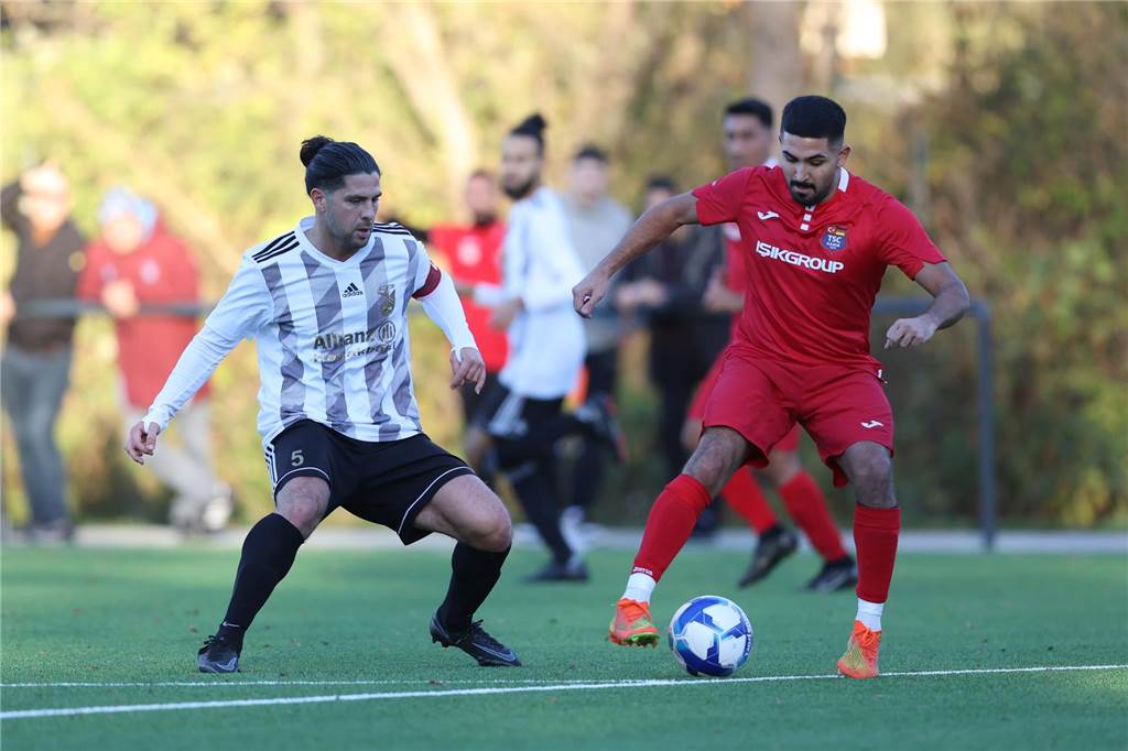 Erdal Akyüz trifft auf Eintracht Werne und seinen Neffen Enes Akyüz im Zweikampf mit einem Spieler des TSC Hamm