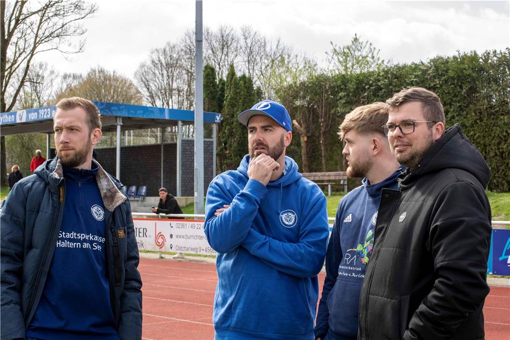 Für ETuS-Coach Phillip Oligmüller (2.v.l.) war es in der letzten Minute ein Elfmeter für die Sythener. Der Schiedsrichter sah das anders.