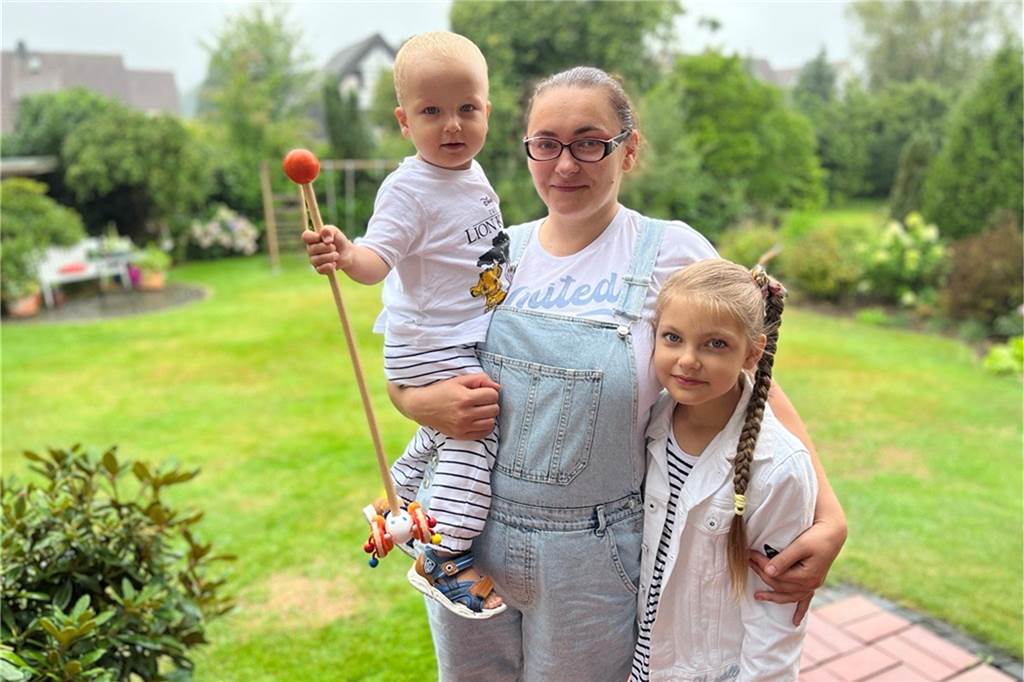 AK Asyl bekommt Ehrenamtspreis: „Anerkennung ist ein wichtiges Zeichen“ Anna und ihre Kinder Emir (1) und Emiliia (7) sind Geflüchtete aus der Ukraine.