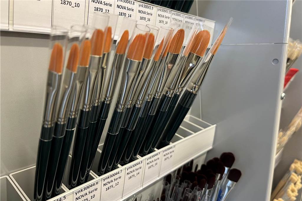 Pinsel, Farben und Beratung: Der Künstlerbedarf Yanik in Merklinde Pinsel im Künstlerbedarf von Fatma Yanik.