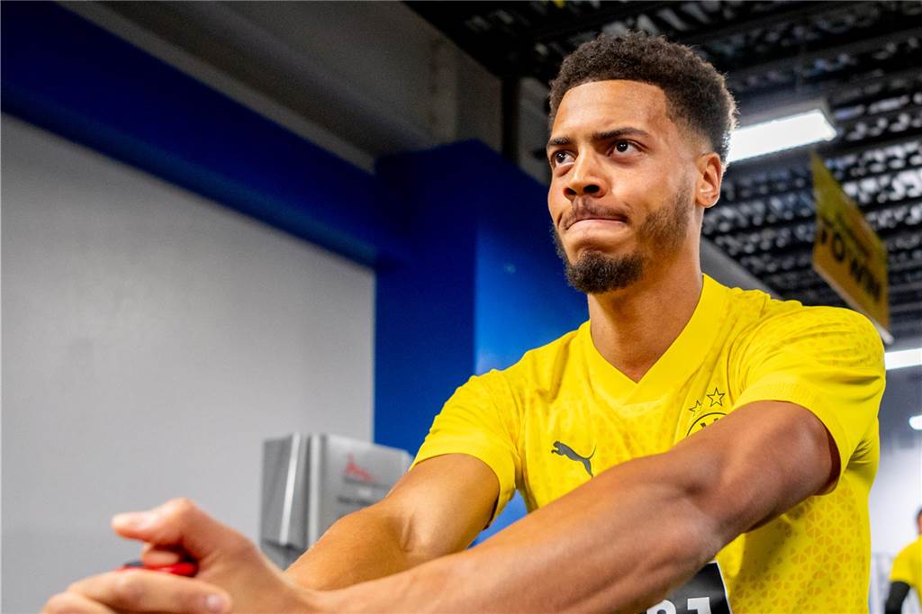BVB-Neuzugang Nmecha meldet sich zurück: „Möchte im ersten Spiel in der Startelf stehen“ Felix Nmecha absolviert eine Stabilisationsübung.
