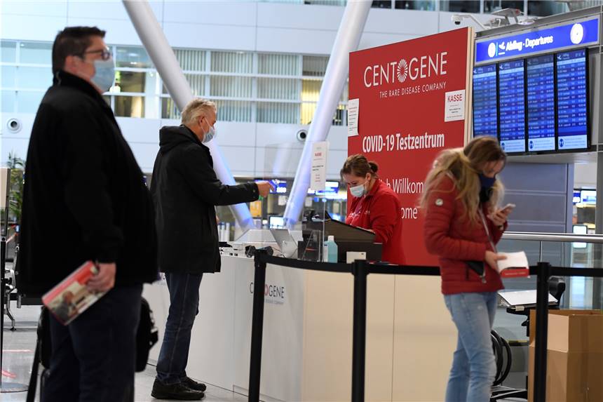 Testpflicht bei Flug-Einreisen gilt doch erst ab Dienstagfrüh Für Flug-Rückkehrer besteht bald eine Corona-Testpflicht.