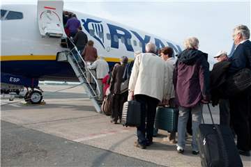 Für Fluggäste mit normalem Ticket heißt es in Zukunft: Eine Handtasche darf mit in die Kabine, aber mehr nicht. Foto: Jochen Lübke