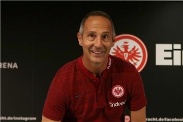Für Frankfurts Trainer Adi Hütter geht die Mentalität vor Qualität. Foto: Hasan Bratic