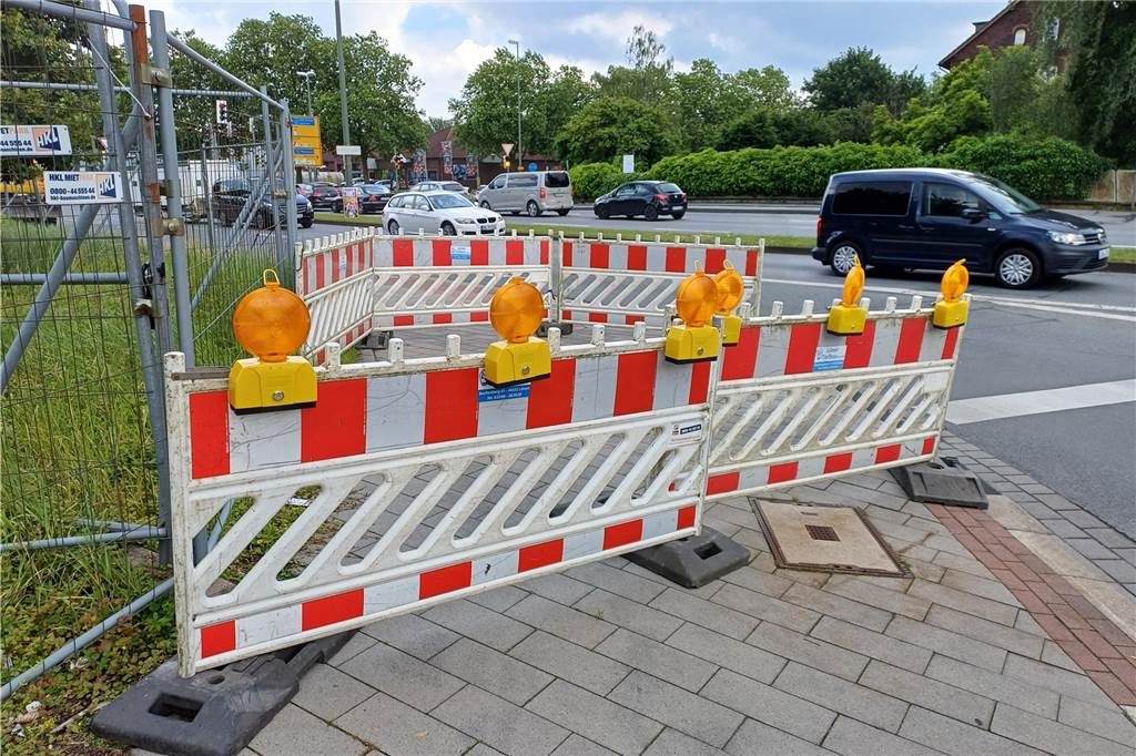 Für Fußgänger ist die Mercedeskreuzung im Moment tabu - zumindest, wenn sie in größeren Gruppen unterwegs sind. Denn für sie ist die Verkehrsinsel zu klein