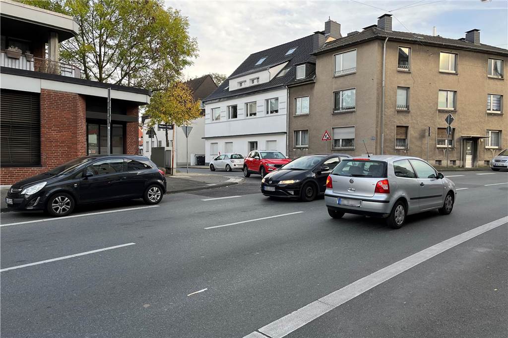 Sieben Orte: Fahrlehrer Matthias Müller weiß, wo Autofahrer Fehler machen Für Fußgänger kaum zu erkennen, aber wer, wie der Fahrer des grauen Polos, von der Bochumer Straße nach links in die Cottenburgstraße einbiegen will, hat ein Problem. Weil die Bochumer Straße eine Kurve macht, ist der Gegenverkehr kaum zu sehen.