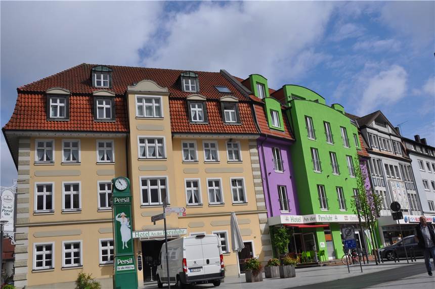 Farbiger Anstrich am Hotel An der Persiluhr sorgt für Gesprächsstoff Für Gesprächsstoff sorgt der grün und lilafarbene neue Anstrich des Anbaus vom Hotel An der Persiluhr. Er ist ein auffallender Farbtupfer an der Münsterstraße 27.