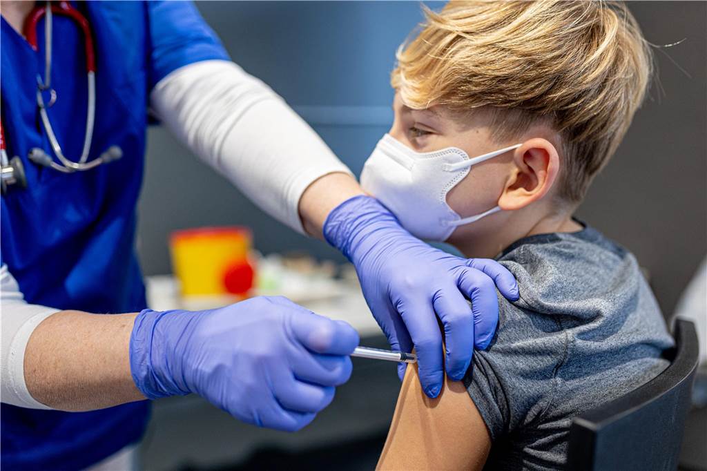 Kinder und Covid-19: Impfung notwendig oder überflüssig? Für gesunde Kinder und Jugendliche unter 18 Jahren empfiehlt die Ständige Impfkommission derzeit keine Covid-19-Impfung.