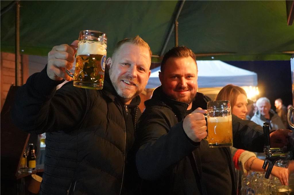 XXX Hunderte Besucher genossen den Karsamstag beim Osterfeuer auf dem Hof Menken in Deininghausen an der Oststraße 153.