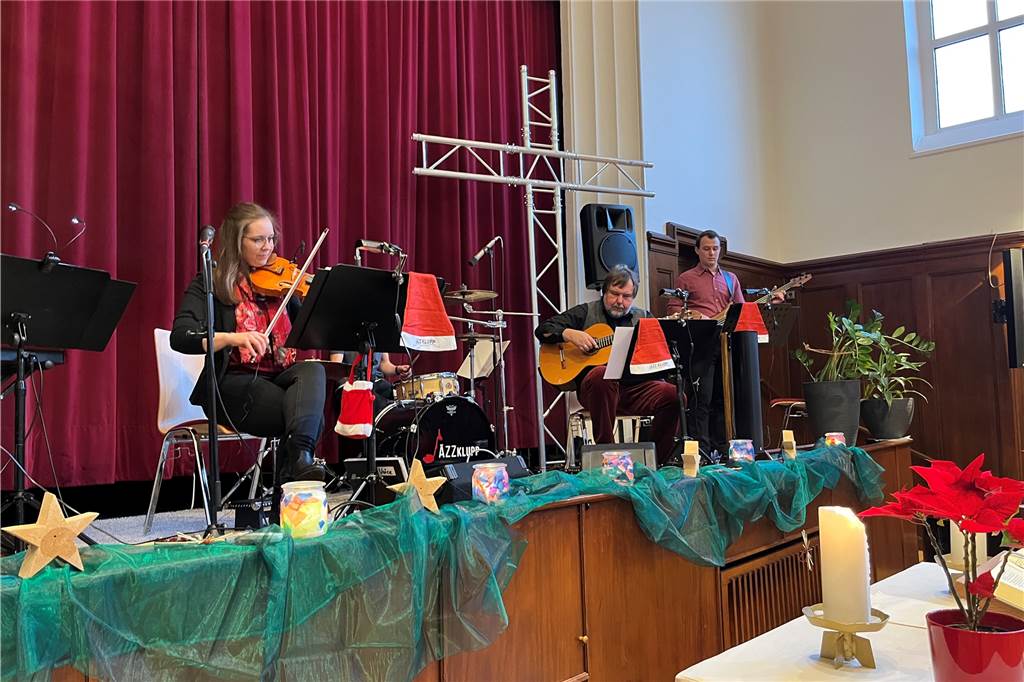Die Musikgruppe „Jäzzklupp“ spielt bei der Weihnachtsfeier im Wichernhaus 2022. 