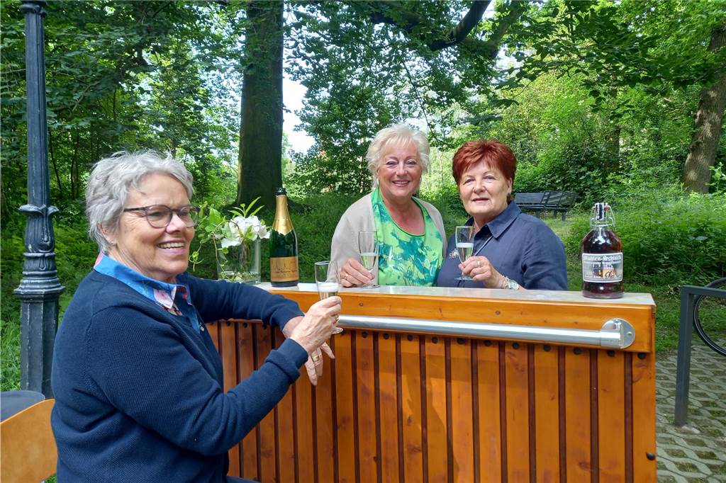 Lüner Mühlenfreunde laden zum Mühlentag : Jazz-Frühschoppen an der Schlossmühle Lippholthausen Drei Frauen an der Sektbar in der Schlossmühle in Lippholthausen.
