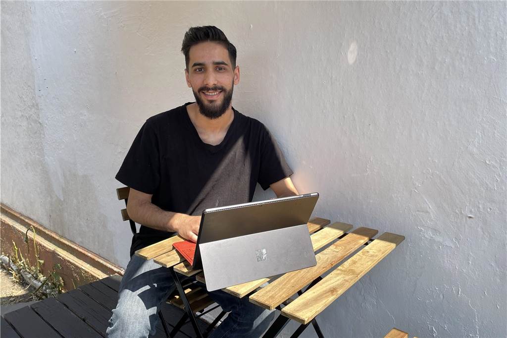 Student Hasan Abeed (21) lebt und lernt in seinem Kirchlinder Imbiss Für Hasan Abeed ist der Imbiss zu seinem zweiten Zuhause geworden. Meistens lernt er am Laptop in der Küche, manchmal auch auf der winzigen Außenterrasse.