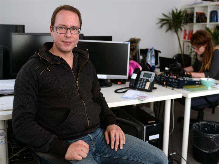Rücktrittsforderungen aus Koalition gegen Generalbundesanwalt Für ihn und seine Mitstreiter gibt es viel Unterstützung: Markus Beckedahl, Gründer des Blogs Netzpolitik.org, in seinem Büro in Berlin. Foto: Britta Pedersen/Archiv