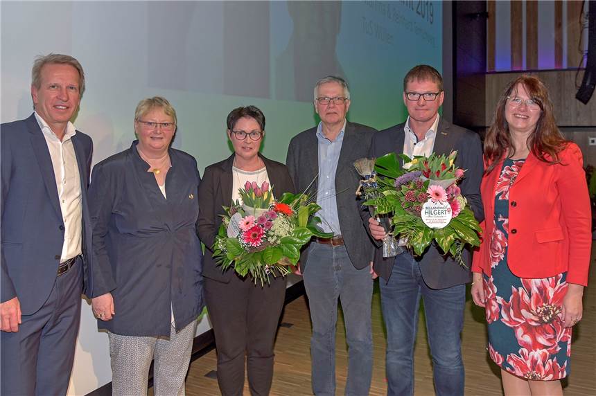 Applaus und ein Gänsehautmoment bei der Auszeichnung der Ehrenamtler Für ihr ehrenamtliches Engagement wurden auch Martina Tenhumberg (3.v.l.) und ihr Mann Reinhard (2.v.r.) geehrt. Mit dabei: Laudator Hubert Kersting (Vorsitzender TuS Wüllen, 3.v.r.), Matthias Engels (Goldschmiede Engels, l.), Ingrid Volmer und Karola Voß.