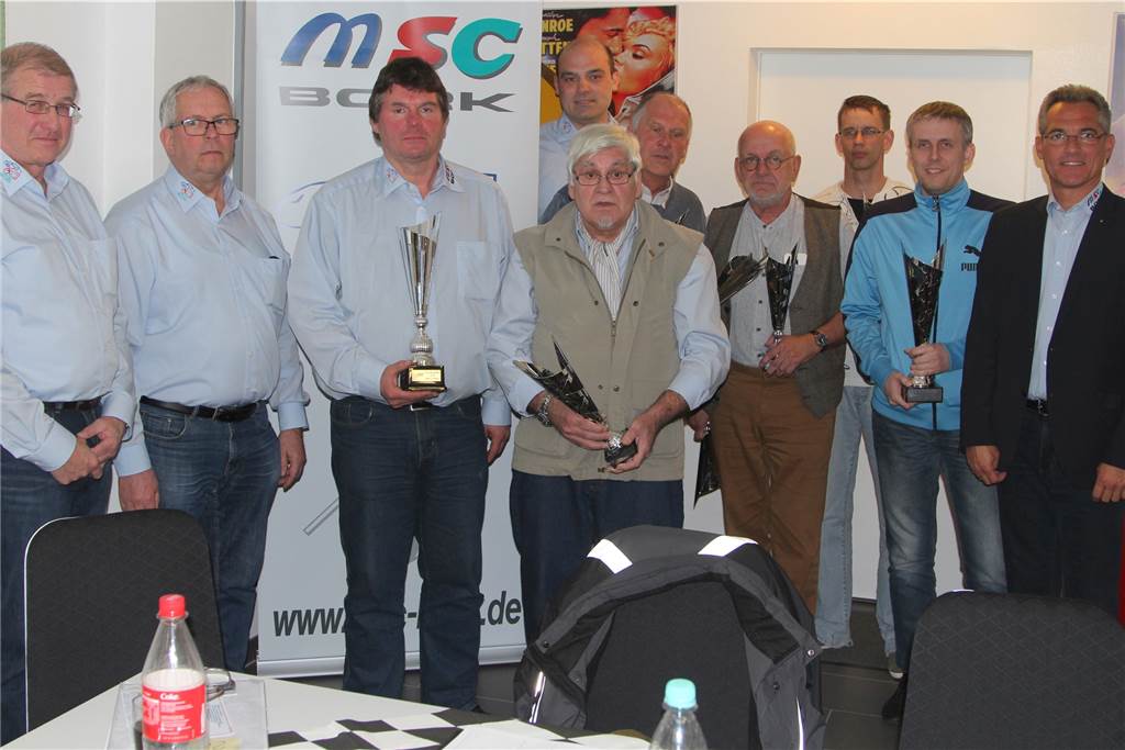 Jürgen Hieke geht in seine nächste Amtszeit als MSC-Vorsitzender Für ihre sportlichen Erfolge wurden Markus Hieke, Wolfgang Schneider, Matthias Hölscher, Gerd Menneken, Manfred Breyer, Daniel Klick und Dominik Raubuch (v.l.) von Vereinschef Jürgen Hieke (r.), seinem Stellvertreter Jürgen Schlüter (l.) und dem Sportlichen Leiter Ulrich Frank (2.v.l.) ausgezeichnet.
