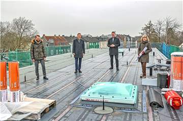 Für ihre Unternehmen am Start für ein gemeinsames Pilotprojekt: Thorsten Theis (Vertriebsleiter Geschäftskunden für Wohnungswirtschaft DEW21), Andreas Schmidt (Vertriebsleiter Geschäftskunden DEW), Christian Nagel (Prokurist Wohnungswirtschaft Dogewo) und Wiltrud Grünebaum (Abteilungsleiterin Sonderprojekte Dogewo).