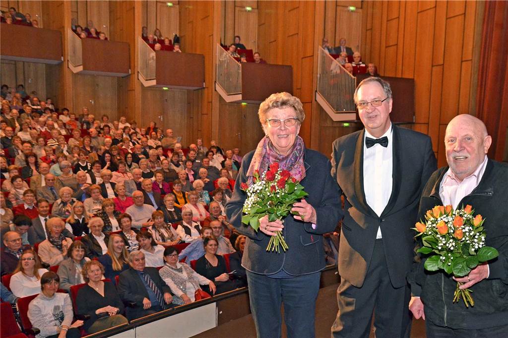 Trauer um Irene Gresch (†87): „Sie war ein Schatz für die Kulisse“ Ehrung von Irene Gresch und Dieter König durch Michael Gresch im Theater Lünen.