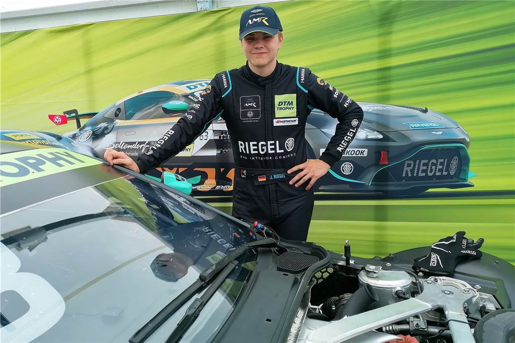 Über Dubai nach Le Mans: Jacob Riegel betritt die ganz große Tourenwagen-Bühne Jacob Riegel lehnt am Rennwagen
