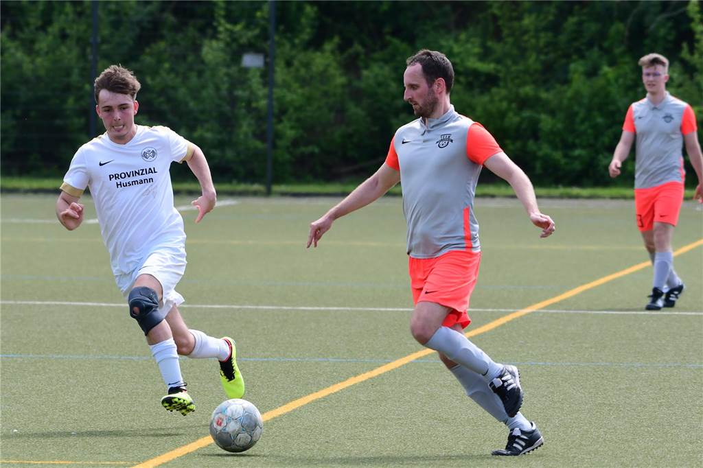 Werner SC II verliert knapp im Test: Janis Leenders verletzt sich Janis Leenders geht ins Laufduell mit einem Gegenspieler.