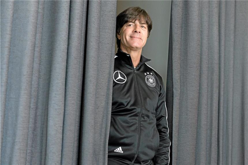 DFB-Trainer Löw bittet Özil und Co. zum Jahresausklang Für Joachim Löw und die deutsche Fußball-Nationalmannschaft stehen mit den Spielen gegen England und Frankreich zwei Härtetests an.
