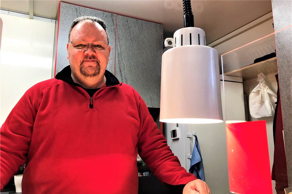 Real ist jetzt Kaufland: „Viele neue Kunden“ im Dortmunder Indupark Für Joerg Lipken, der im Indupark Quarkbällchen verkauft, haben sich die umsatzstarken Tage verschoben. Sonst habe sich für ihn durch die Kaufland-Eröffnung nichts verändert, sagt der 47-Jährige.