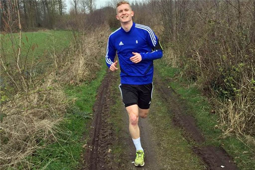 Balken im Garten und Sandsack in der Garage - so halten sich Sportler in Corona-Zeiten fit Für Justus Jaegers vom SuS Stadtlohn ist derzeit regelmäßig Waldlauf angesagt.