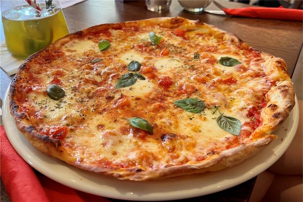 Neues Extrablatt im Test: So schneiden Service, Essen und Getränke ab Pizza Caprese im Café Extrablatt in Castrop-Rauxel