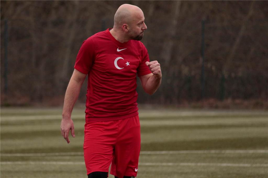 Ärger über Ansetzung: Bei TSC Kamen gegen PSV Bork rückt das Sportliche in den Hintergrund Kamens spielender Trainer Dogan Okumak ballt die Faust.