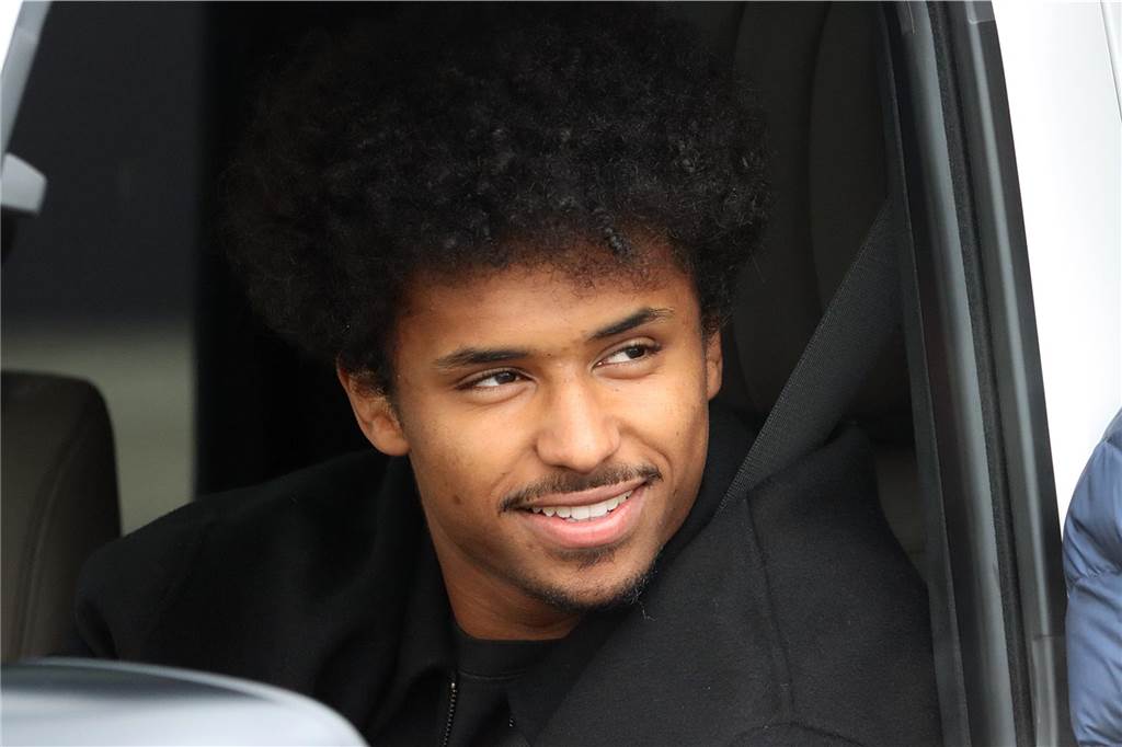 Der BVB erlebt eine aberwitzige Saison: Auswärtsbilanz ist alles andere als titelwürdig Karim Adeyemi sitzt in seinem Auto.