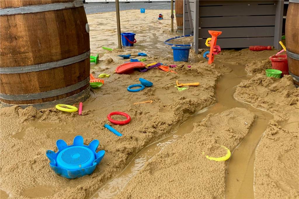 Bäume, Volleyball und Spielzeug: So geht es für den Strand weiter Sandspielzeug liegt im nassen Sand auf dem Marktplatz in Castrop-Rauxel.
