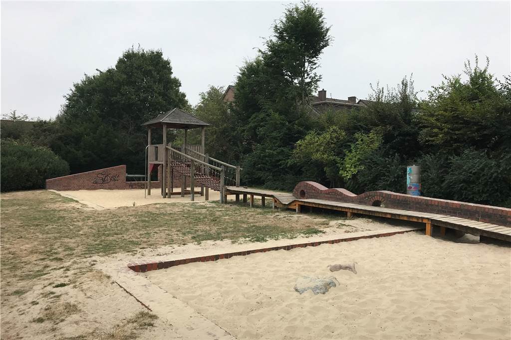 Freibad-Check Horstmarer See: Kostenloser Badespaß mitten in der Natur Für Kinder gibt es mehrere Spielmöglichkeiten – neben Sandstrand und See. Auf einem Klettergerüst können sich die Kleinen austoben.