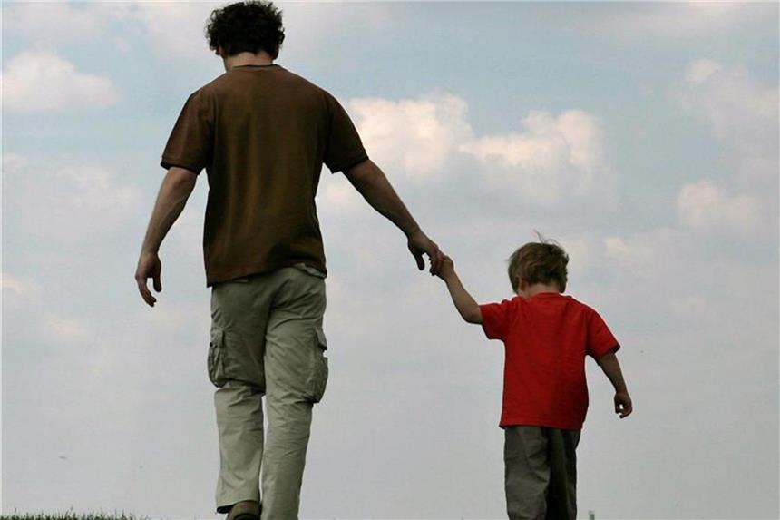 Eltern müssen nicht auf alles eine Antwort haben Für Kinder gibt es viele offene Fragen zwischen Himmel und Erde. Sind Eltern mit ihrem Latein oder ihrer Geduld am Ende, heben sie die Fragen am besten für später auf. Foto: Frank Leonhardt