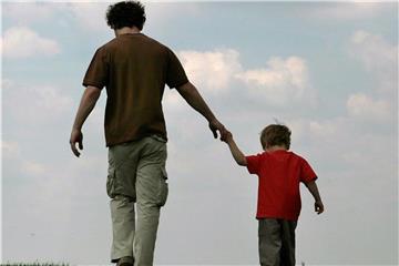 Für Kinder gibt es viele offene Fragen zwischen Himmel und Erde. Sind Eltern mit ihrem Latein oder ihrer Geduld am Ende, heben sie die Fragen am besten für später auf. Foto: Frank Leonhardt
