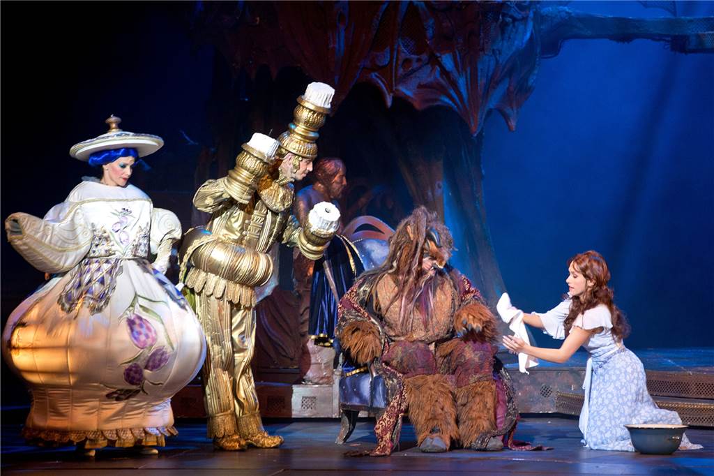 Weihnachtsgeschenk gesucht?: Diese Musicals und Shows begeistern im Winter 2022/23 Für Kinder wie für Erwachsene einfach zauberhaft: Disney Die Schöne und das Biest als Musical