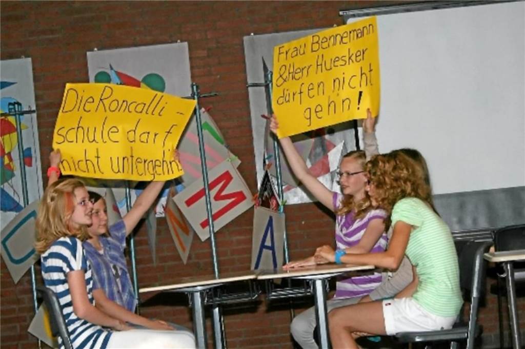 Ein Lehrer, der sich kümmerte: „Für Klaus Huesker war Schule mehr als Unterricht“ Für Klaus Huesker standen die Schülerinnen und Schüler immer im Mittelpunkt. Bei seinem Abschied 2012 „demonstrierten“ diese für seinen Verbleib an der Schule.