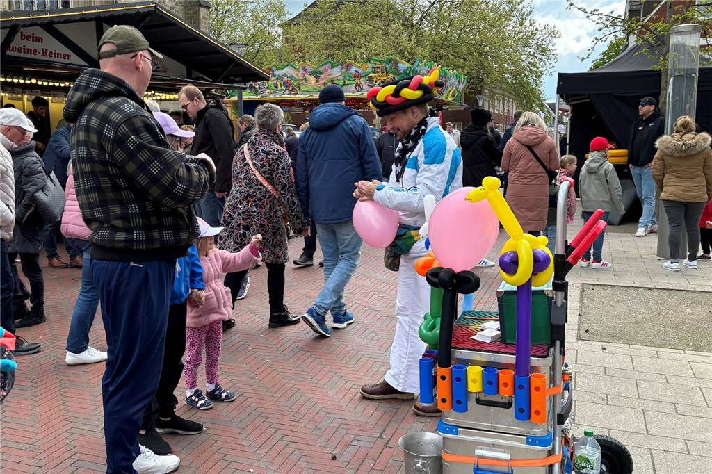 Innenstadt ist Magnet für Hunderte Besucher: Stadtlohner Frühling Männer und Kinder und Ballons