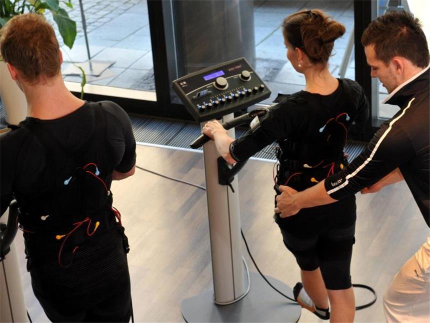 Aqua-Fitness bis Zagreb: Ein Sommertrendlexikon 2017 Für Kurz-Sportler: das so genannte EMS-Training. Bei der Elektro-Muskel-Stimulation führen Menschen langsam Übungen mit verstärkenden Stromstößen aus und das in Einheiten von 20 Minuten. Foto: Frank Leonhardt/dpa