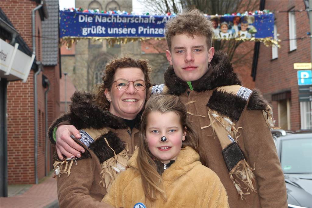 Stadtlohn schunkelt mit dem Spielmannszug beim Zug ohne Bremse Für Leo Waldmann war dieser Rosenmontagsumzug die Premiere. An seiner Seite feierten Mutter Tanja und Schwester Ida mit.