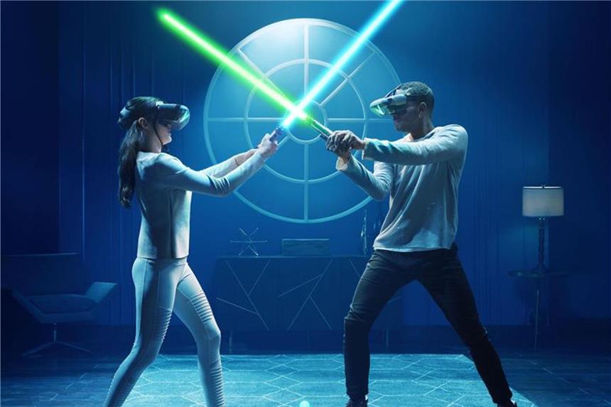 „Star Wars: Jedi Challenges“ erhält Mehrspieler-Update Für Lichtschwert-Duelle mit echten Gegenspielern braucht es in Lenovos „Star Wars: Jedi Challenges“ zwei Headsets, kompatible Smartphones und Lichtschwerter. Die Tracking-Leuchten in verschiedenen Farben helfen dem System, die Position im Raum zu ermitteln. Foto: Lenovo