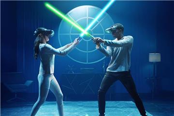 Für Lichtschwert-Duelle mit echten Gegenspielern braucht es in Lenovos „Star Wars: Jedi Challenges“ zwei Headsets, kompatible Smartphones und Lichtschwerter. Die Tracking-Leuchten in verschiedenen Farben helfen dem System, die Position im Raum zu ermitteln. Foto: Lenovo