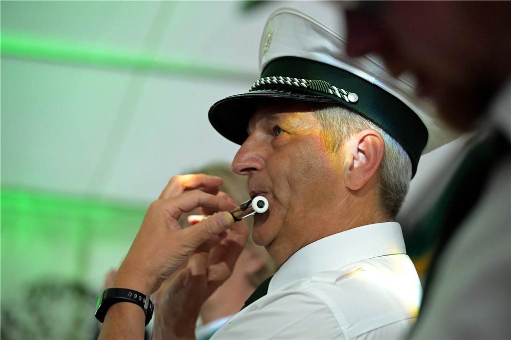 Ein Mann spielt mit der Mundharmonika. 