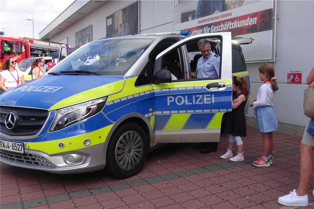 Weltkindertag: Kunterbuntes Programm am Treffpunkt Altstadt Für manche Kinder war es das Allergrößte, mal in einem echten Polizeiwagen oder einem Feuerwehrauto sitzen.