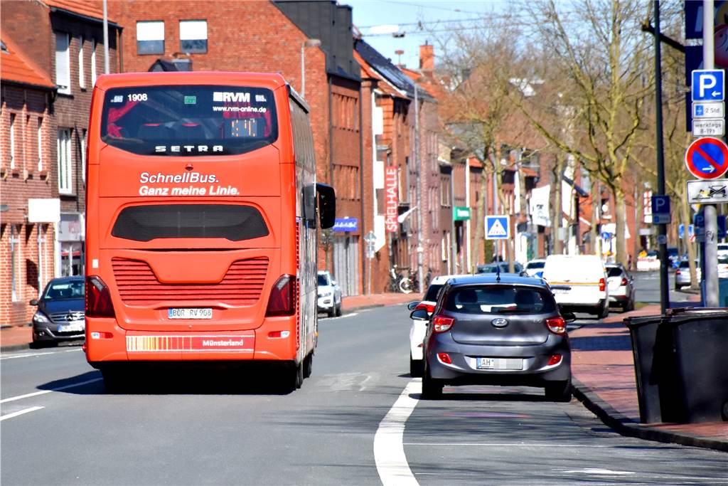 Nahverkehr trotz Coronavirus: Die Busfahrer machen das Beste daraus Für Manfred Schlichte geht die Tour über Münster weiter bis nach Vreden. Erst da ist Feierabend.