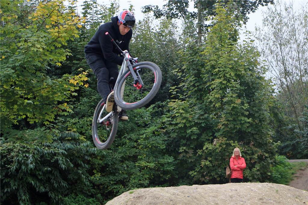 Tipps und Tricks vom Profi: Marc Diekmann nimmt junge Biker mit über die Rampen Für Marc Diekmann ging es auch hoch hinaus, dabei stand natürlich immer die Sicherheit im Vordergrund.