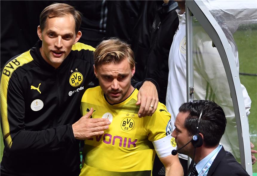 Marcel Schmelzer: "Wir stehen komplett hinter Nuri" Für Marcel Schmelzer (r.) war das Pokalfinale bereits nach 45 Minuten beendet.