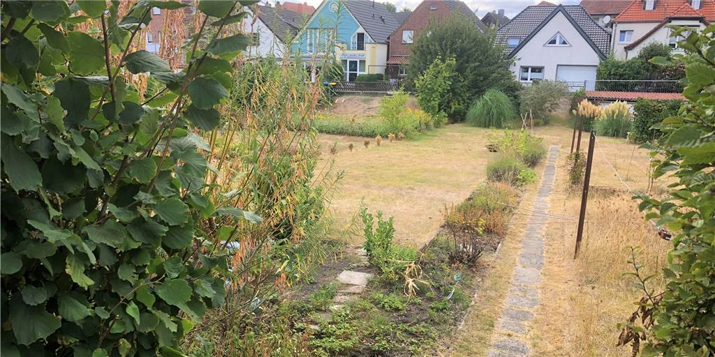 Marion Grewing ärgert sich über hohen Bodenrichtwert auf Gartenfläche Eine Gartenfläche im Ortskern Schermbecks