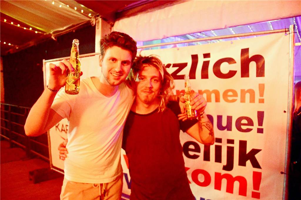 Neue Saison: 5.000 Partygäste feiern das Karpaten-Opening Zwei Männer stehen nebeneinander.